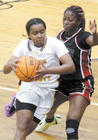 Aubrey Norris drives the ball inside in Tuesday’s action against Warner Robins. BRAD HARRISON/Staff