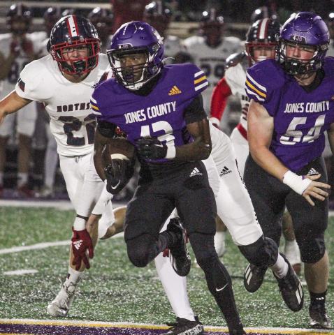 Zion Ragins gets free to pick up a big chunk of yardage during Friday’s firstround win. BRAD HARRISON/Staff