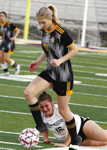 Daisy Blanton dribbles away from a Mary Persons defender to get the ball toward the Bulldogs’ end of the field. BRAD HARRISON/Staff