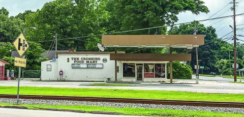 The Crossing Food Mart at the intersection of Eatonton Highway and East Clinton Street is now under control of the DDA. DEBBIE LURIE-SMITH/Staff