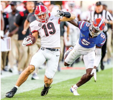 Georgia tight end Brock Bowers (19) tiptoes down the sideline during 2021 game against Florida. MACKENZIE MILES/UGA Athletics
