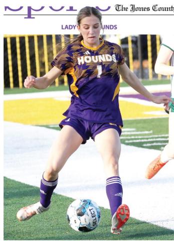 Marissa Moore (1) centers the ball during last week’s match against Eastside. BRAD HARRISON/Staff