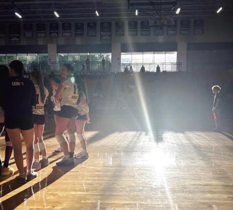 Volley Hounds turn back light ... and Putnam to keep rolling