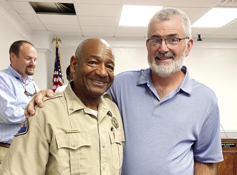 Board Chairman Chris Weidner (far right) commends Jones County Sheri_’s Oce Deputy Jimmy Howard (center) for going above and beyond his duties. DEBBIE LURIE-SMITH/Staff