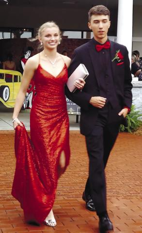 2023 JCHS Prom Senior Lead-out