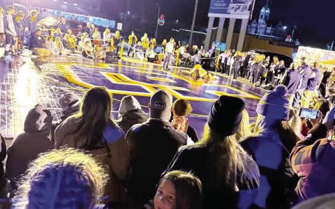 Hounds relish chance to wrestle in Downtown Gray