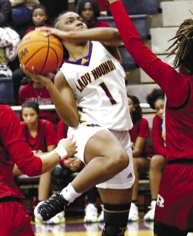 Shakiya Betha goes up for two points against Warner Robins. BRAD HARRISON/Staff