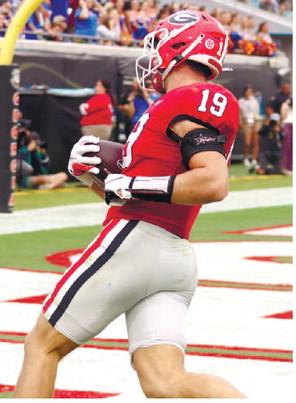 Bulldogs’ tight end Brock Bowers (19) runs into the end zone after making a bobbling-catch over a Florida defender during last Saturday’s game. BRENDAN KOERNER/Staff