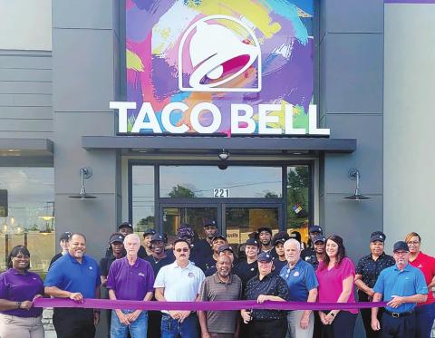 Taco Bell opens in Gray