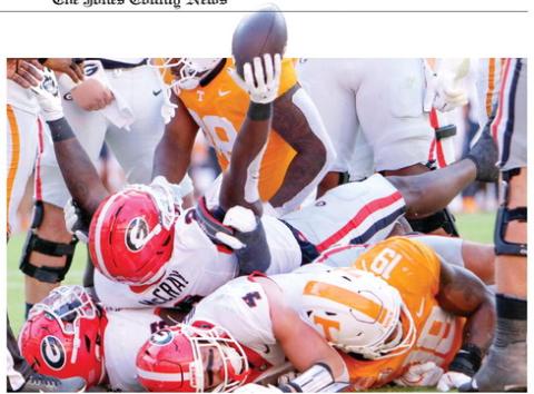 Georgia running back Josh McCray (2) – in his first season as a Bulldog after transferring from Illinois, extends for the overtime touchdown that sent the team home with a win in Knoxville. LANCE McCURLEY/Staff