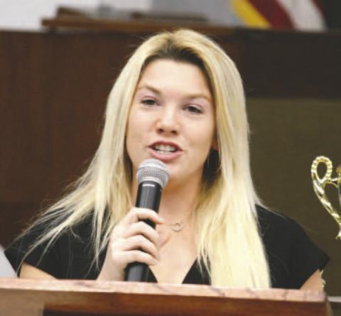 Hall of fame cross country runner Grace Tinkey shares bits of wisdom from her running career prior to awards being presented on Thursday. BRAD HARRISON/Staff Jones County’s cross country runners received various recognitions during Thursday’s awards banquet.