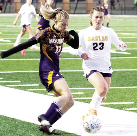 Daisy Blanton (17) moves the ball toward the offensive end against Crawford County. BRAD HARRISON/Staff