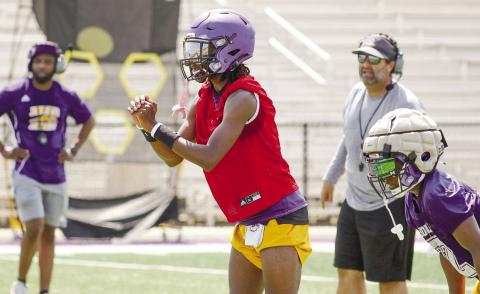 Greyhounds quarterback Devin Edmonds awaits the snap during one of last month’s workouts. BRAD HARRISON/Staff