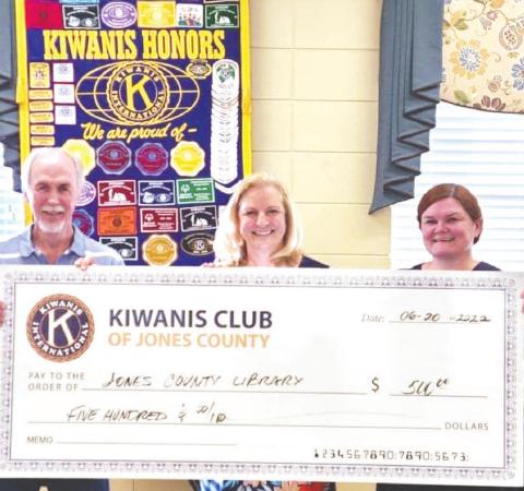 Kiwanis Club presents library donation