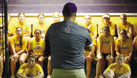 Lady Hounds head coach Tripp Burt addresses the team. BRAD HARRISON/Staff