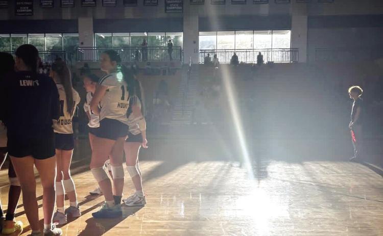 Volley Hounds turn back light ... and Putnam to keep rolling